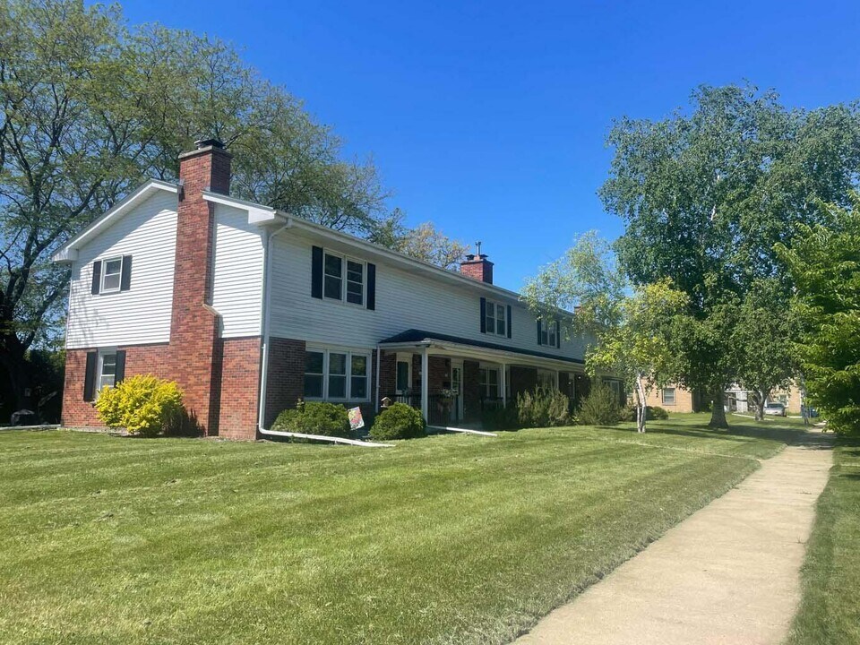 201 W Pierre Ln in Port Washington, WI - Building Photo