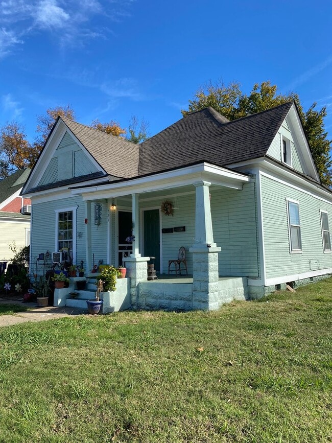 property at 823-825 S 19th St