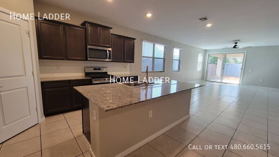 14096 W Surrey Dr in Surprise, AZ - Building Photo