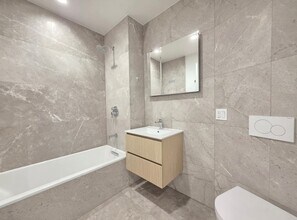 30-05 Vernon Blvd in Queens, NY - Building Photo - Building Photo