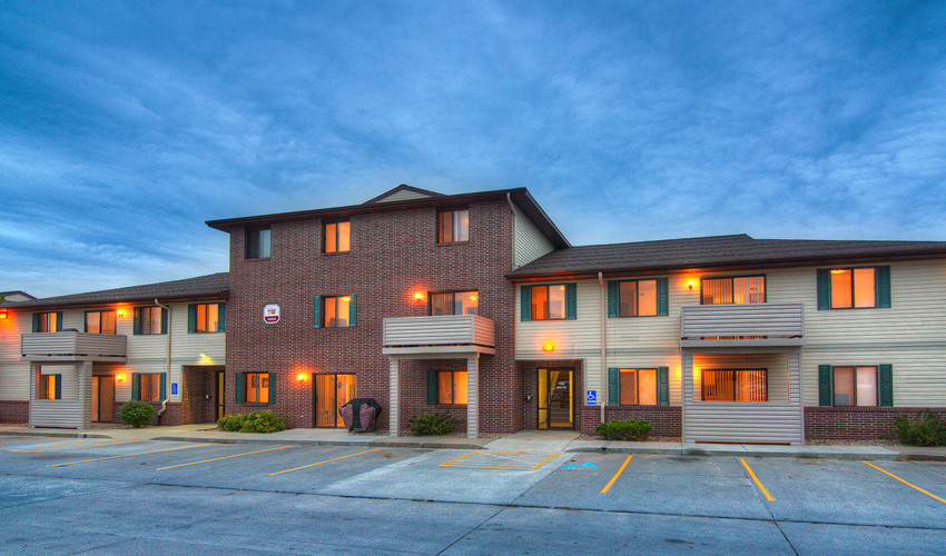 Village Green Apartments in Norfolk, NE - Building Photo