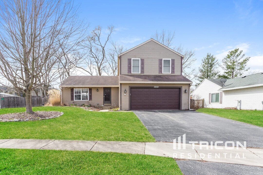 29W745 Kensington Dr in Warrenville, IL - Building Photo
