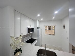 5111 W Oakland Park Blvd in Lauderdale Lakes, FL - Building Photo - Building Photo