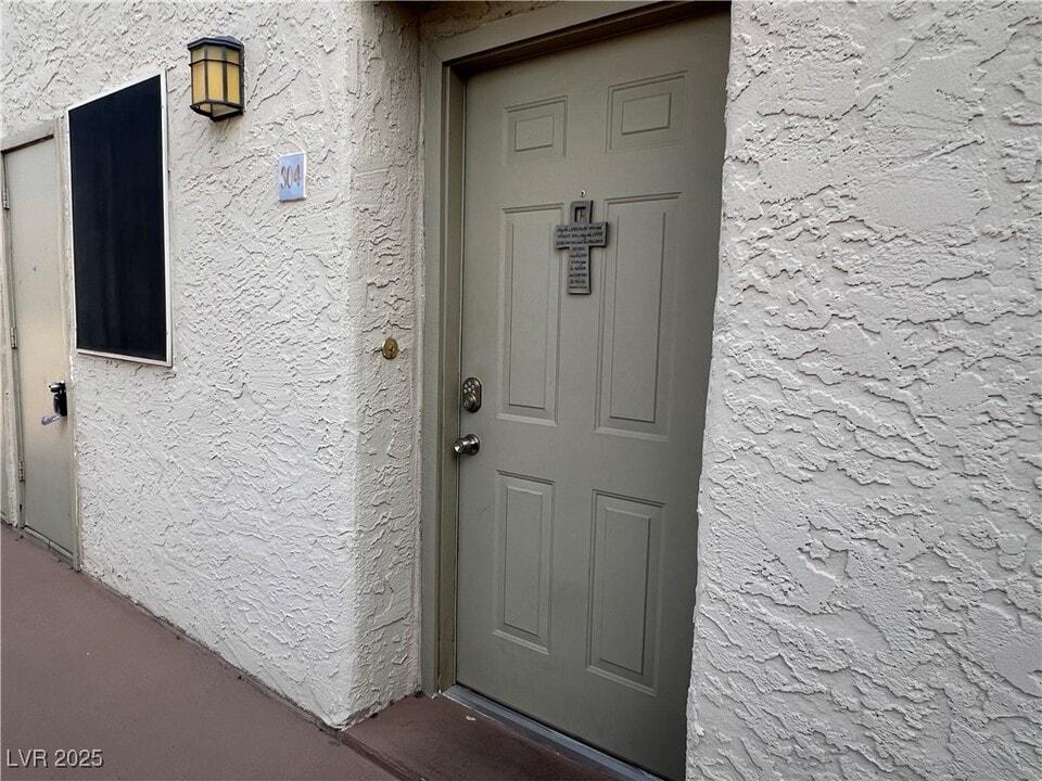 2064 Mesquite Ln in Laughlin, NV - Building Photo