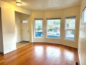 1422-1424-1424 SE Glenwood St in Portland, OR - Building Photo - Building Photo