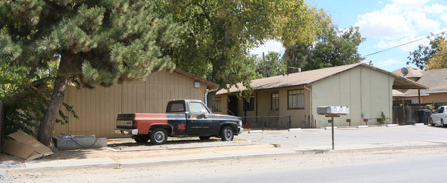 511-513 Roselawn Ave in Modesto, CA - Foto de edificio - Building Photo