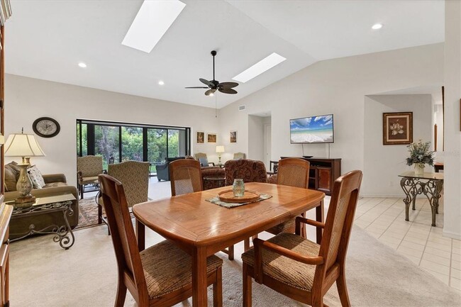 3946 Wilshire Cir E in Sarasota, FL - Building Photo - Building Photo