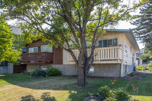 2403 24A St SW in Calgary, AB - Building Photo