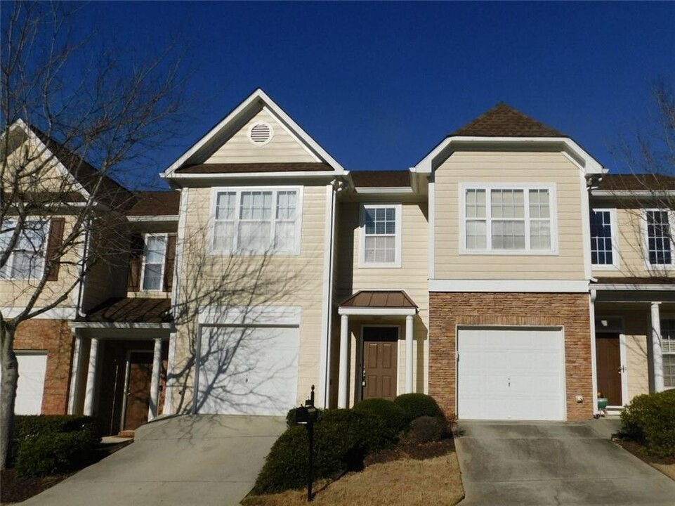 6313 Shoreview Cir in Flowery Branch, GA - Building Photo