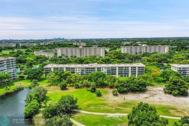 3503 Oaks Way in Pompano Beach, FL - Foto de edificio - Building Photo