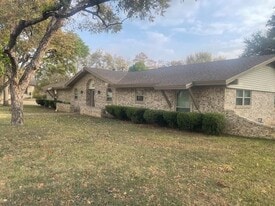 315 S Baker St in Granbury, TX - Building Photo
