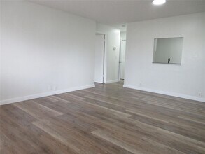 4240 Woodside Dr, Unit 8 in Coral Springs, FL - Building Photo - Building Photo