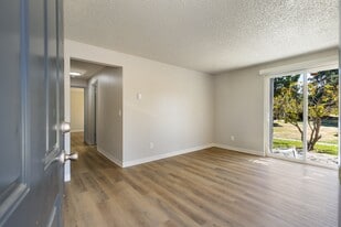 Shiloh Village in Everett, WA - Building Photo