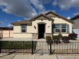 1697 W Woodward Ave in Manteca, CA - Building Photo