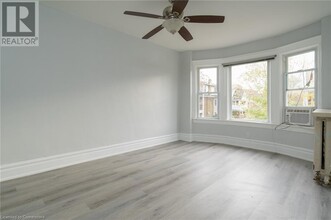 218 Balsam Ave S in Hamilton, ON - Building Photo - Building Photo