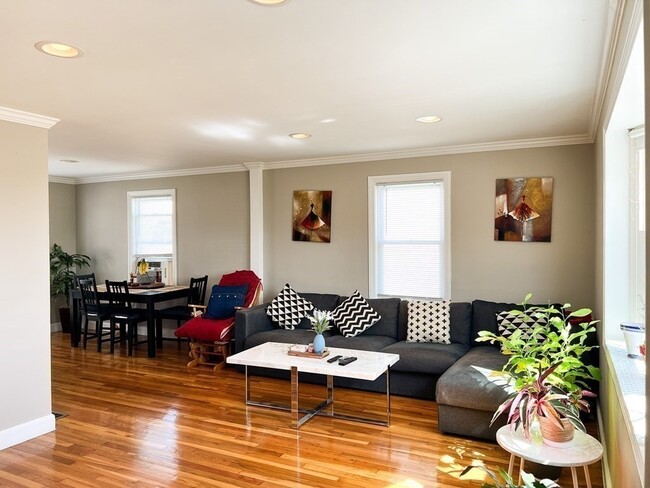 104 Forest St, Unit 1 in Arlington, MA - Foto de edificio - Building Photo