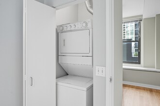 19 E Lake St in Chicago, IL - Building Photo - Building Photo