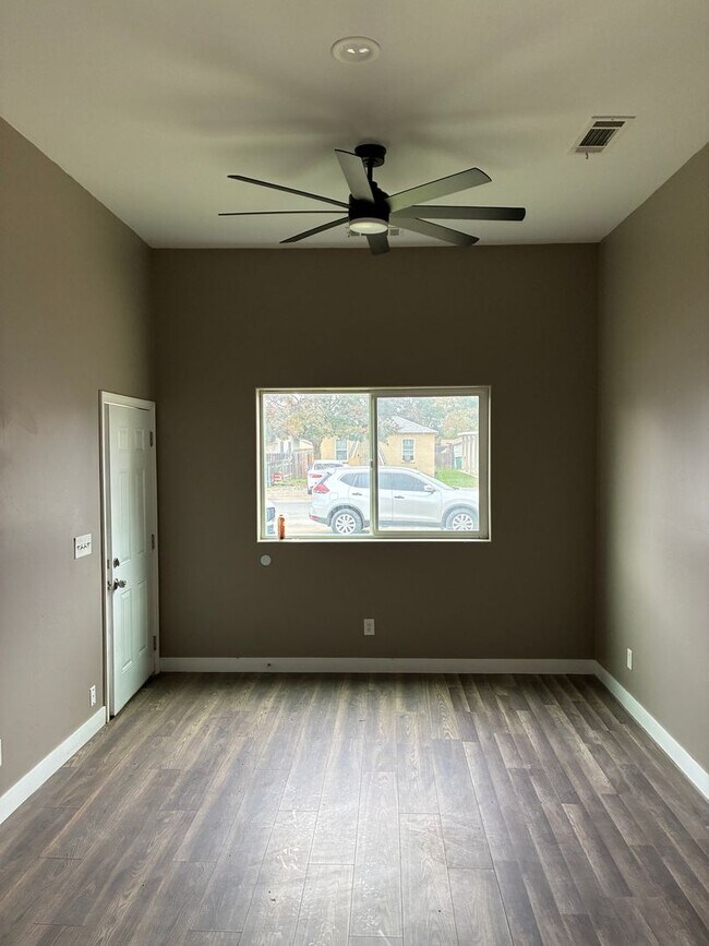 10831 Hamill St in Armona, CA - Building Photo - Building Photo