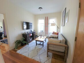 37 Oak St in Somerville, MA - Foto de edificio - Building Photo