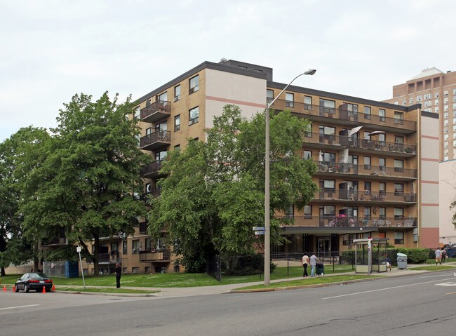 23 Thorncliffe Park Dr in Toronto, ON - Building Photo - Building Photo