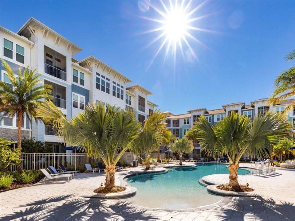 The Addison Skyway Marina in St. Petersburg, FL - Building Photo