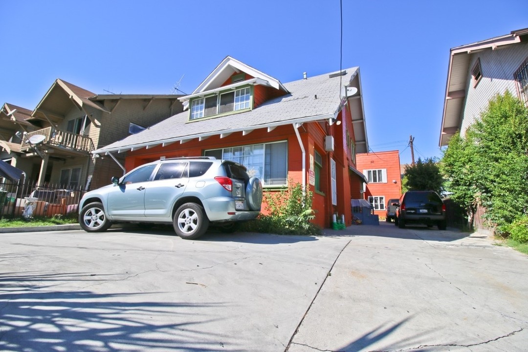 2669 San Marino St in Los Angeles, CA - Foto de edificio