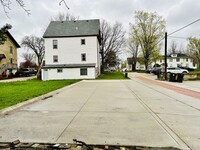 620 W Seerley Blvd, Unit 1 in Cedar Falls, IA - Foto de edificio - Building Photo