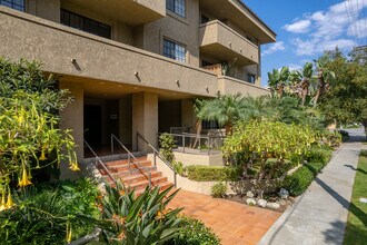221 S Oak Knoll Ave in Pasadena, CA - Building Photo - Building Photo
