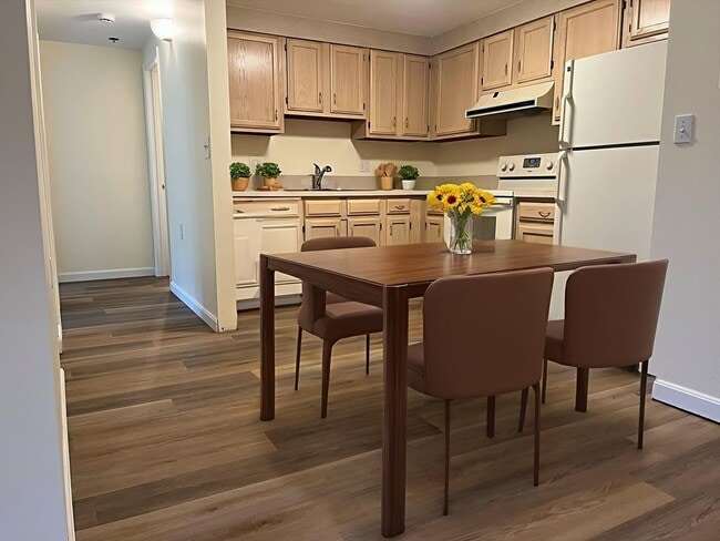 324 Washington St in Wellesley, MA - Building Photo - Building Photo