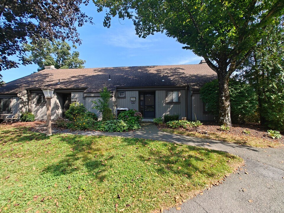 351 Heritage Vlg in Southbury, CT - Building Photo