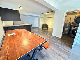 430 5th St in Courtenay, BC - Building Photo