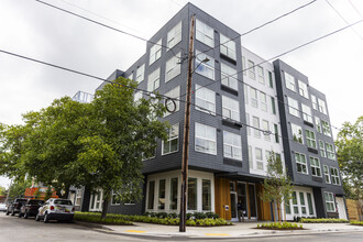 Shift in Portland, OR - Foto de edificio - Building Photo