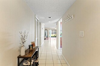 16211 Saddle Club Rd, Unit 102 in Weston, FL - Building Photo - Building Photo