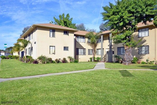 Baldwin Village in Los Angeles, CA - Foto de edificio - Building Photo