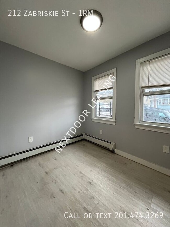 212 Zabriskie St in Jersey City, NJ - Building Photo - Building Photo