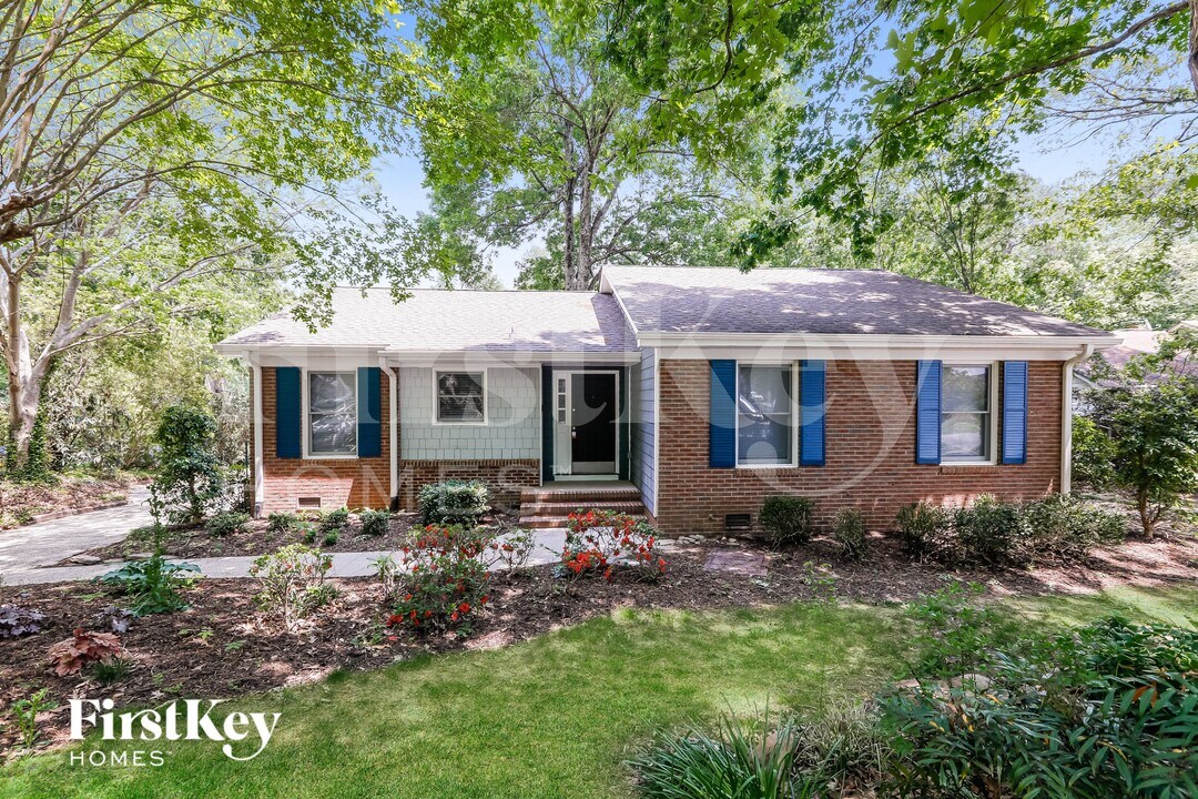 4914 Chestnut Lake Dr in Charlotte, NC - Foto de edificio