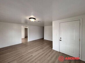 201 E 1st St in Buttonwillow, CA - Building Photo - Building Photo