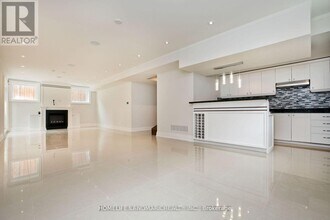 343 Horsham Ave in Toronto, ON - Building Photo - Building Photo