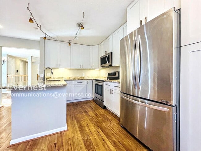 1654 Oak Spring Way in Reston, VA - Building Photo - Building Photo