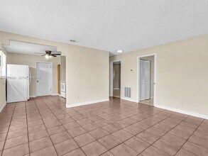 5611 SW 37th St in Davie, FL - Building Photo - Building Photo