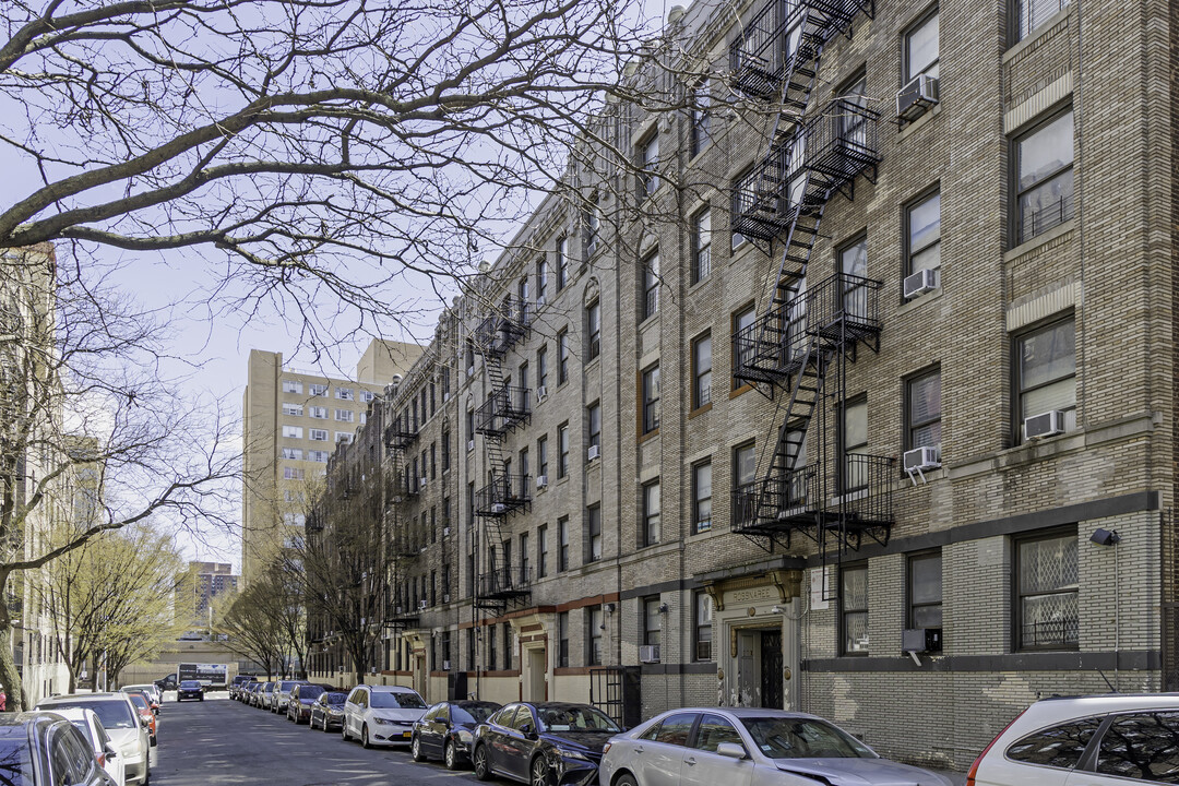566 W 191st St in New York, NY - Building Photo