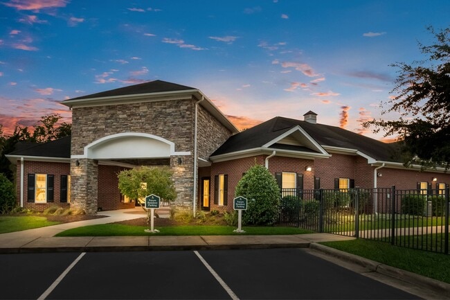 The Summit on 401 in Fayetteville, NC - Foto de edificio - Building Photo