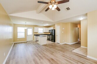 4002 Hollow Cove Ln in Richmond, TX - Foto de edificio - Building Photo