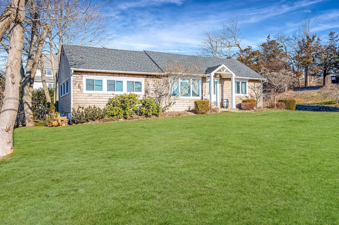 1600 Captain Kidd Dr in Mattituck, NY - Building Photo