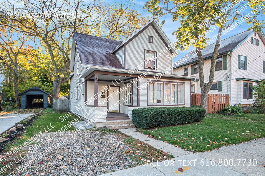 62 Grand Ave NE in Grand Rapids, MI - Building Photo