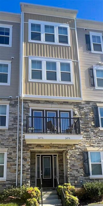 24576 Rosebay Terrace in Stone Ridge, VA - Foto de edificio