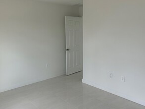2409-2411 Churchill Ave N, Unit 2411 in Lehigh Acres, FL - Foto de edificio - Building Photo