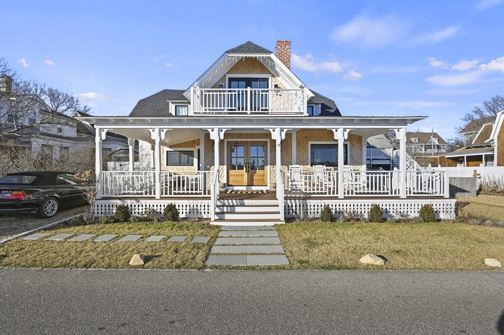 9 Tuckernuck Ave in Oak Bluffs, MA - Building Photo