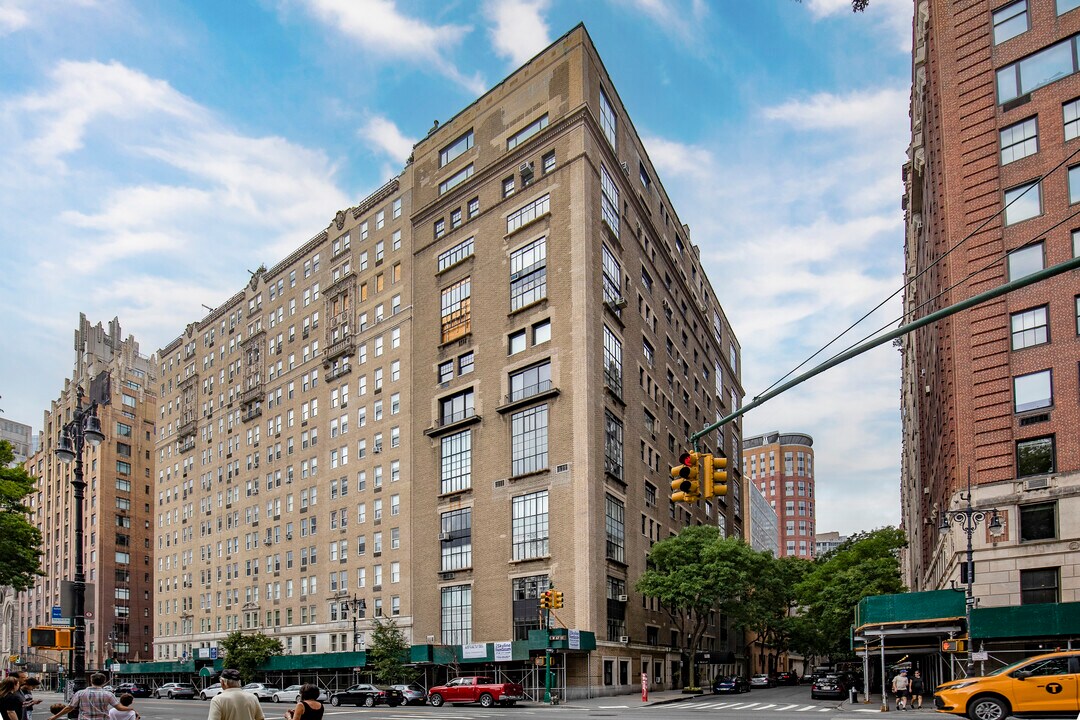 2 W 67th St in New York, NY - Building Photo