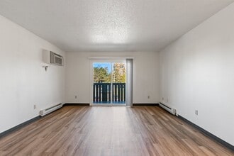 Cedar Grove Apartments in Manitowoc, WI - Foto de edificio - Building Photo